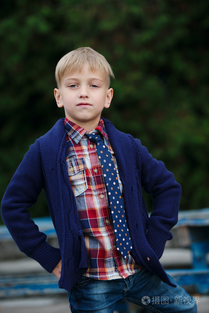 可爱的小男孩摆画像