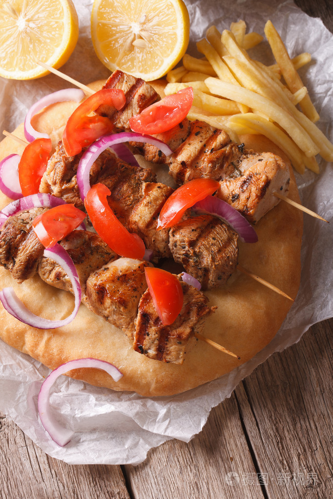 希腊苏夫拉基烤肉串与皮塔和蔬菜紧密垂直