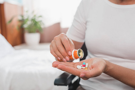 在服药的轮椅的女人照片