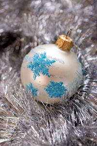 圣诞装饰球上的木制的背景
