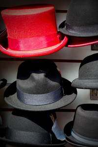 在伦敦老红色帽子和黑色的时尚店