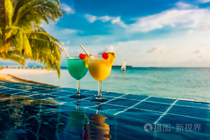 鸡尾酒附近游泳池