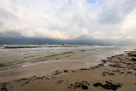 清晨的暴风雨海滩美景