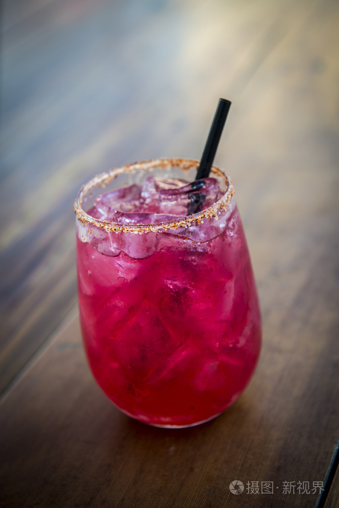 清爽的红色鸡尾酒