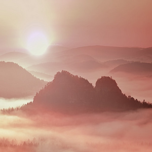 神奇梦幻黎明以上山峰仙景以看法入迷雾笼罩的山谷