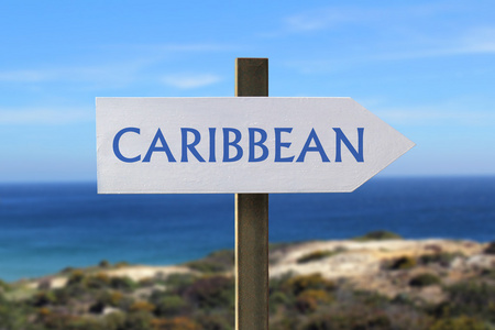 加勒比标志与海滨在背景中