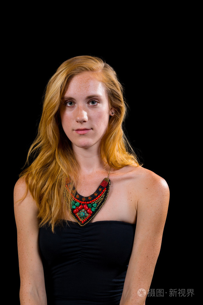 有吸引力的草莓金发蓝眼睛女