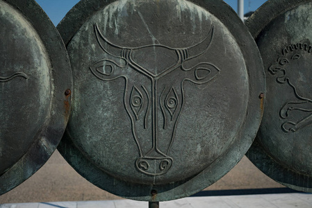 牛头，古代马其顿盾牌，附近 Gre 的细节