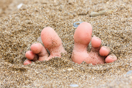 脚上的沙子，夏日主题