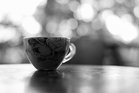 杯上清晰的黑色和白色色调的热咖啡