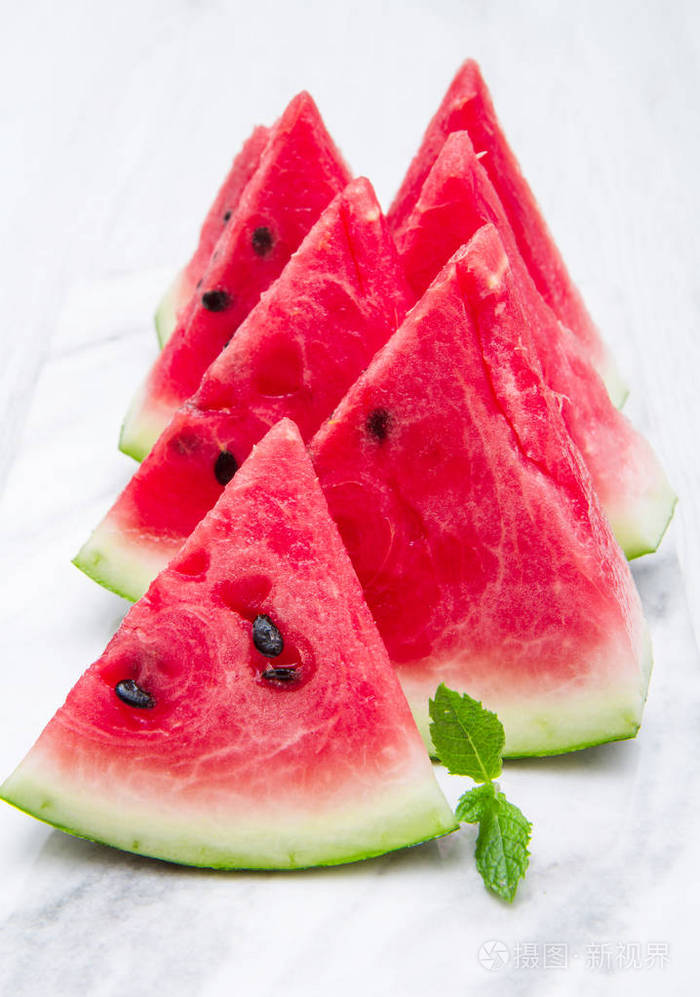 白色大理石背景上切西瓜