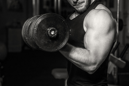 做力量训练的男性图片