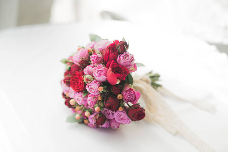 红色的花朵漂亮豪华婚礼花束