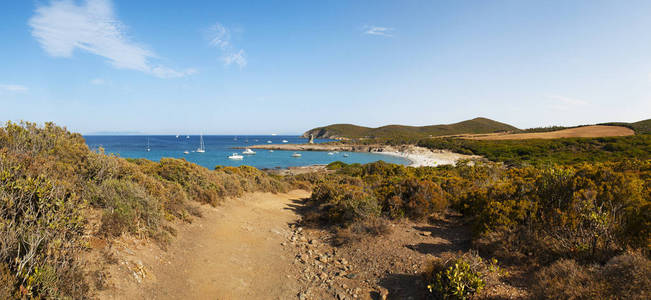 科西嘉 帆船和卡拉吉诺维斯，章科西嘉沿 Sentier des Douaniers 海关官员路线，著名的沿海路径为徒步旅行