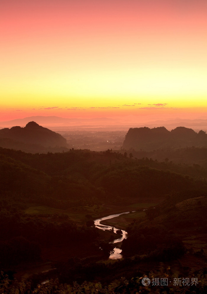 不错在山上,清莱,泰国的早晨的日出