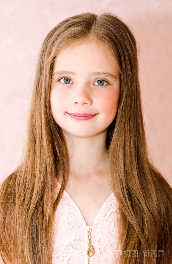 可爱微笑快乐的小女孩孩子的画像