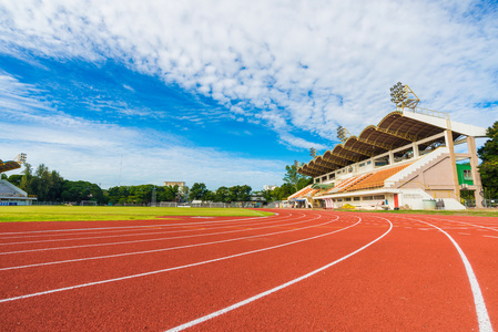 针对 blusky 体育场跑道照片