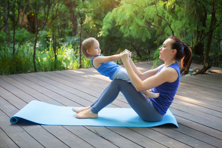 母亲和女儿练瑜伽户外体育锻炼