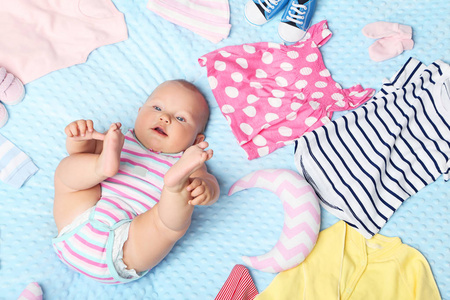 小刚出生的婴儿不同的衣服在床上