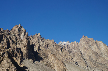 奇怪的山，湛蓝的天空，在巴基斯坦北部