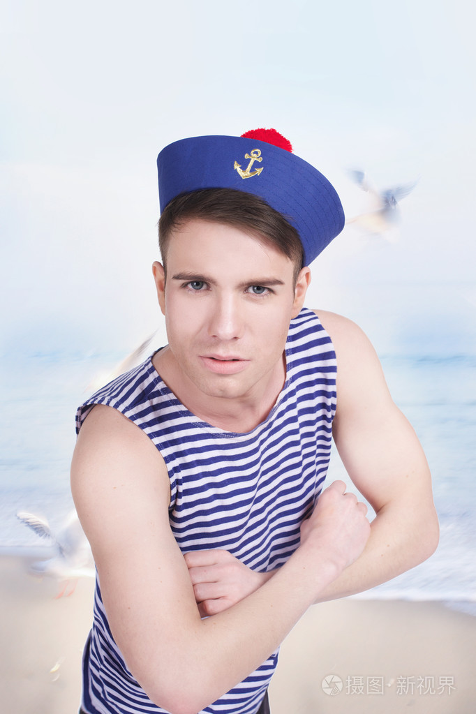 年轻英俊的水手,在大海的背景