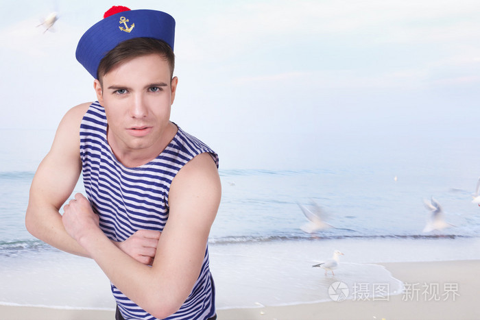 年轻英俊的水手,在大海的背景