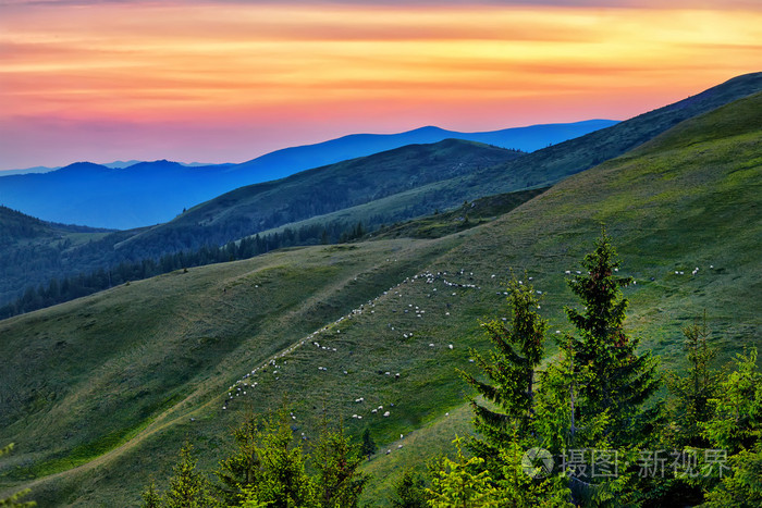 梦幻般的明媚的山岗灼热的阳光戏剧性的晚上情景