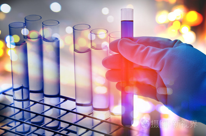 二次曝光的科学家手拿着实验室的试管