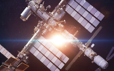 国际空间站在地球这颗行星。这幅图像由美国国家航空航天局提供的元素