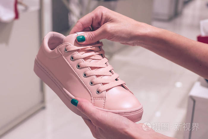 年轻女人在购物商场的巴厘岛,印度尼西亚穿新鞋