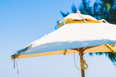 伞的游泳池和海滩上的椅子