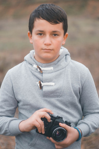 老式相机拍摄的小男孩图片