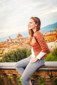 漂亮的女孩在秋天留下深刻印象的佛罗伦萨全景视图