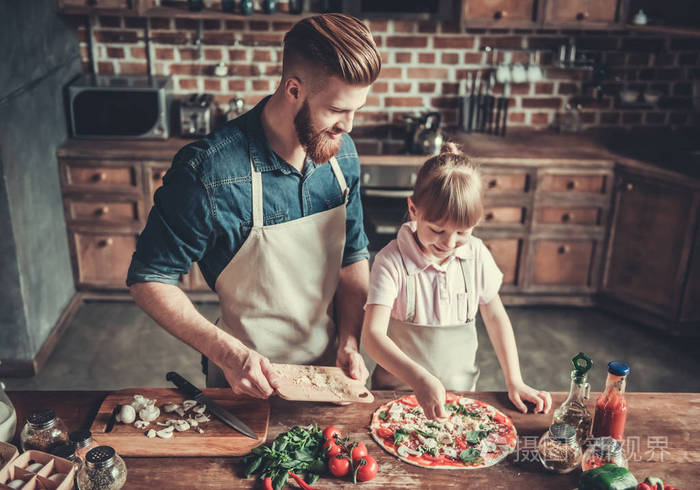 爸爸和女儿做饭