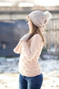 女子在针织帽子冬天肖像