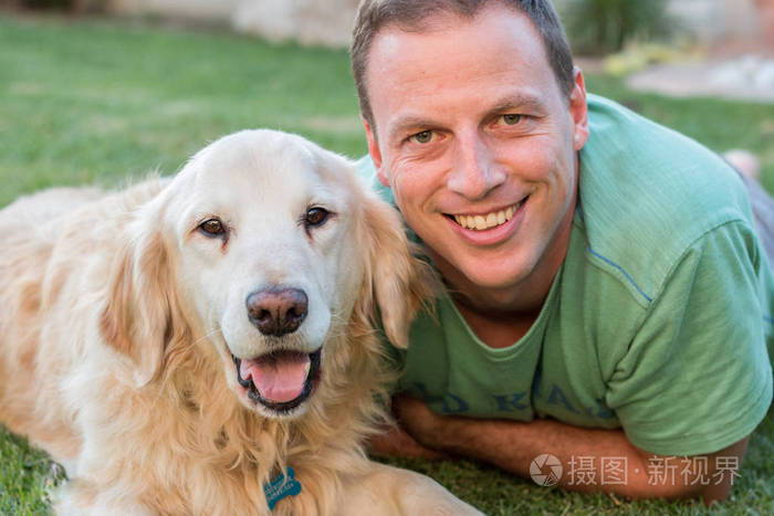 快乐的人,与他的金毛狗关闭照片-正版商用图片0e9y1j-摄图新视界