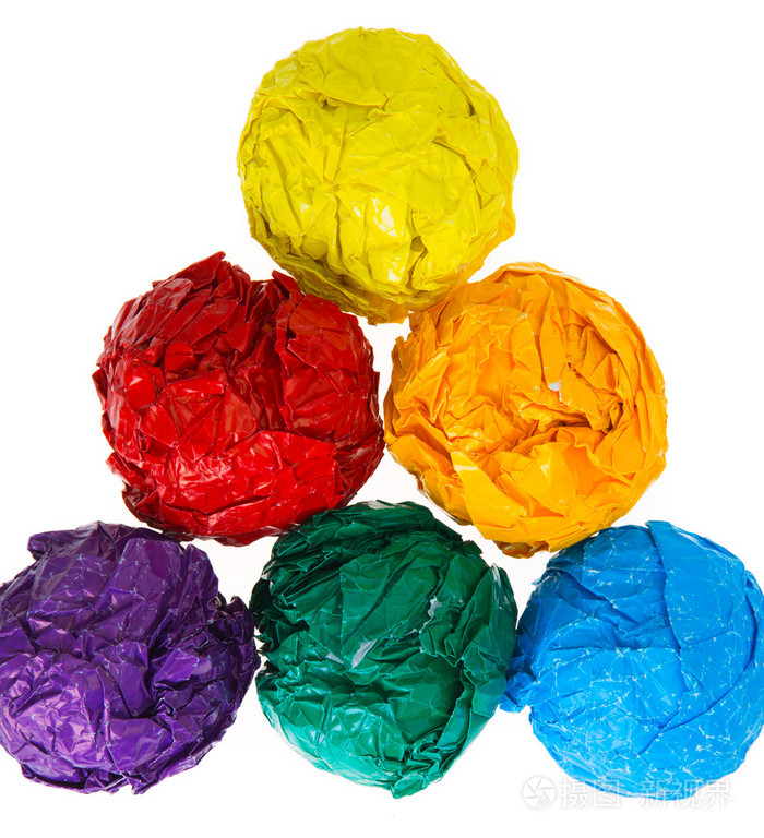 皱巴巴的彩色纸球
