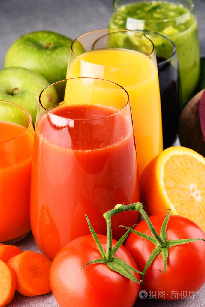 眼镜与新鲜有机蔬菜和水果果汁