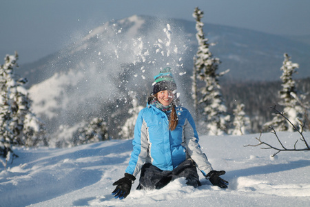 幸福的女人，在冬天山跳活跃女性享受大自然