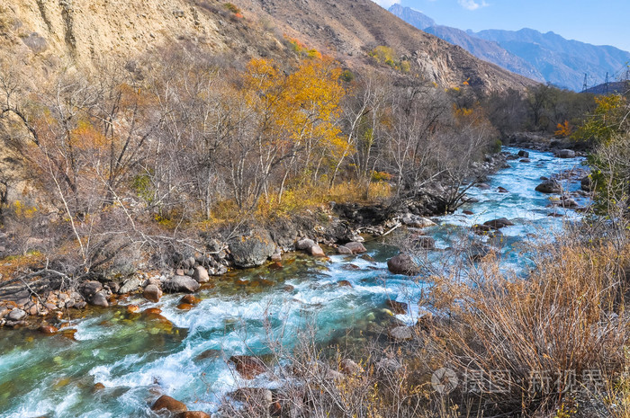 如诗如画的和快速的山区河流在吉尔吉斯斯坦