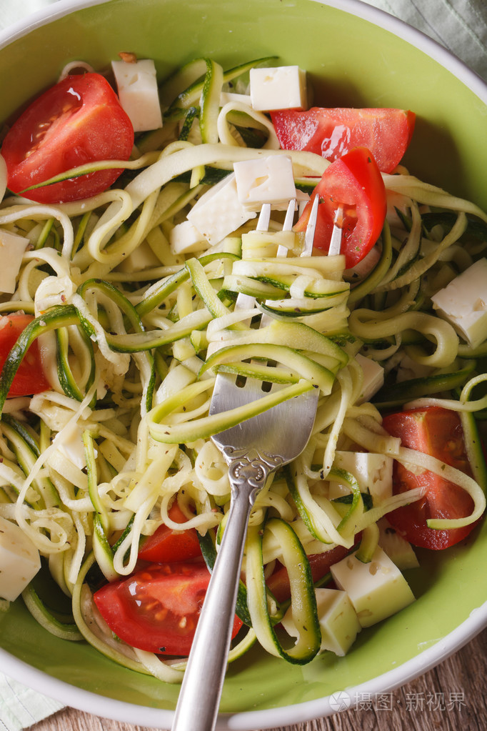 西葫芦意大利面和番茄宏观. 垂直顶部视图