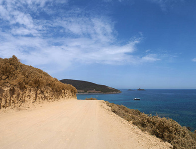 科西嘉 到 Plage de Tamarone，Tamarone 海滩帽科西嘉，长长的沙滩和岩石海湾包围了地中海的马奇最有名的