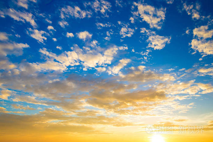 蓝色和橙色的夕阳的天空