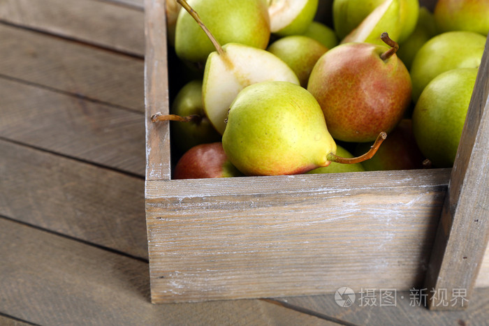 成熟梨子在桌子上的木盒子里关闭