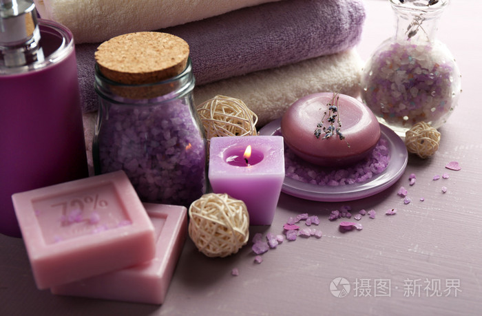 在彩色背景上的水疗护理熏衣草spa概念