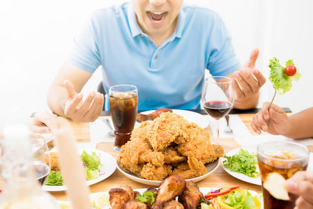 食品和饮料在年轻人面前的餐桌上