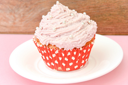 奶油蛋糕，蛋糕上粉红色背景