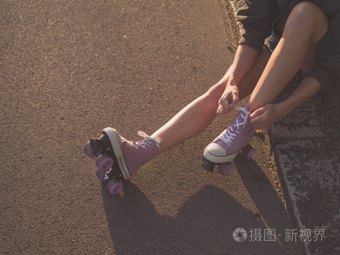 女人穿上旱冰鞋在公园