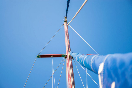 卷的帆附加到一个高高的桅杆