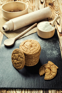 饼干甜饼干背景。国内堆积的黄油饼干模式概念，关闭宏。木制的桌子上的自制饼干。芝麻 花生 向日葵 苋菜麦片饼干